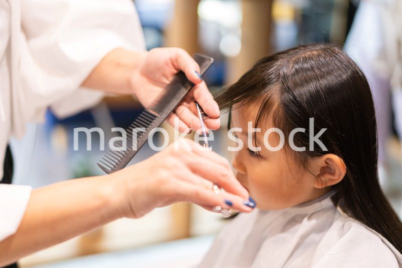 美容室でヘアカットをする女の子