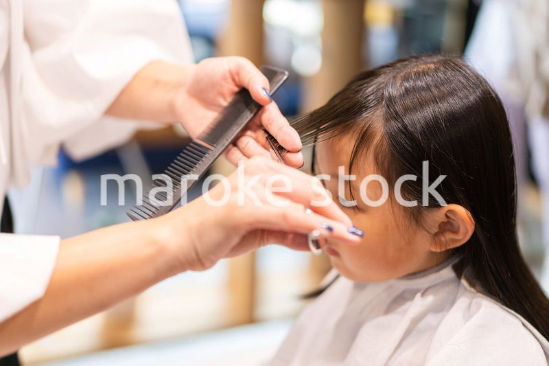 美容室でヘアカットをする女の子