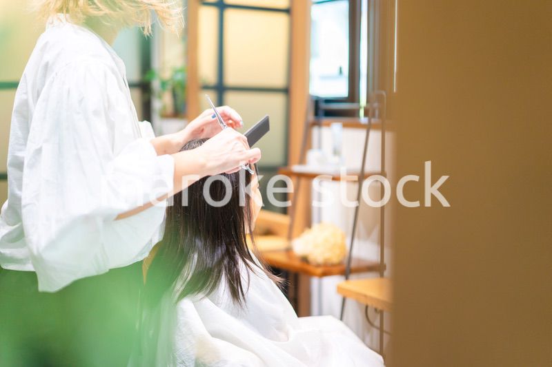 美容室でヘアカットをする女の子