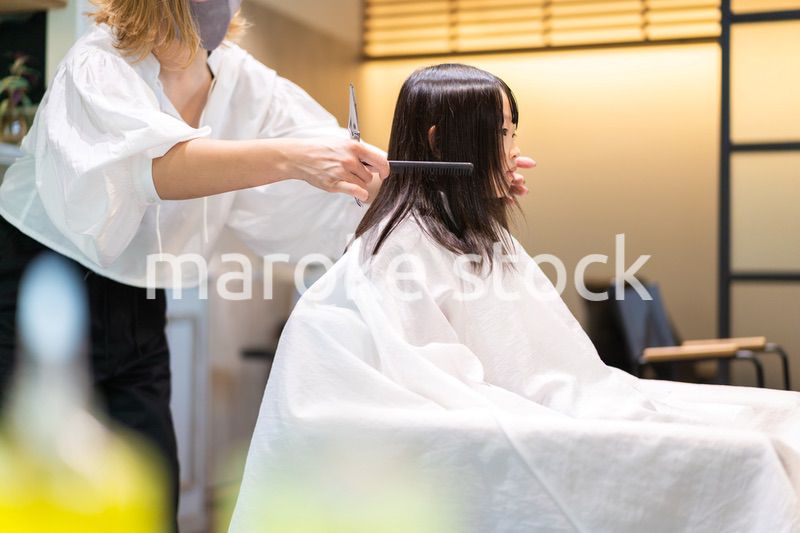 美容室でヘアカットをする女の子