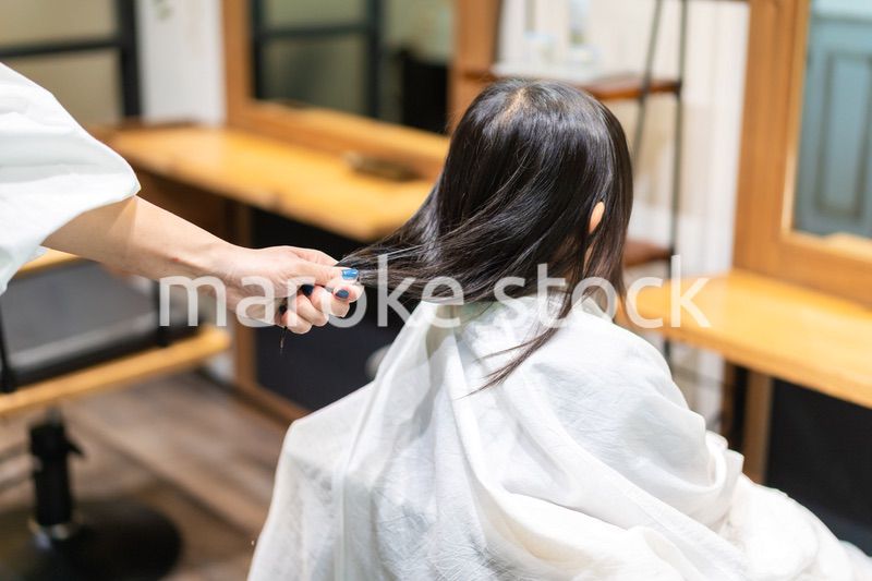 美容室でヘアカットをする女の子
