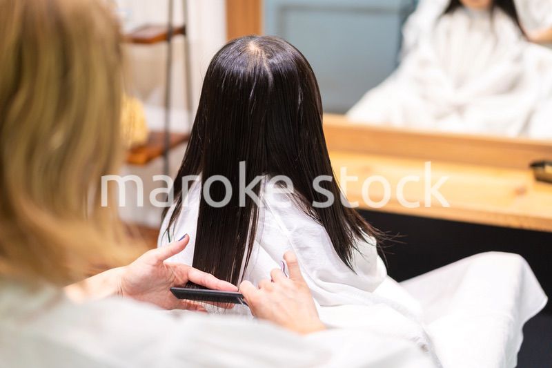 美容室でヘアカットをする女の子