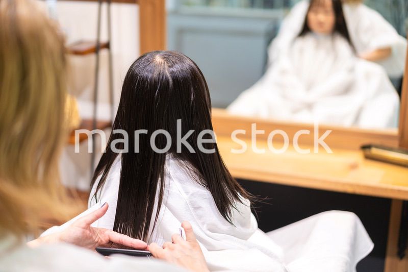 美容室でヘアカットをする女の子
