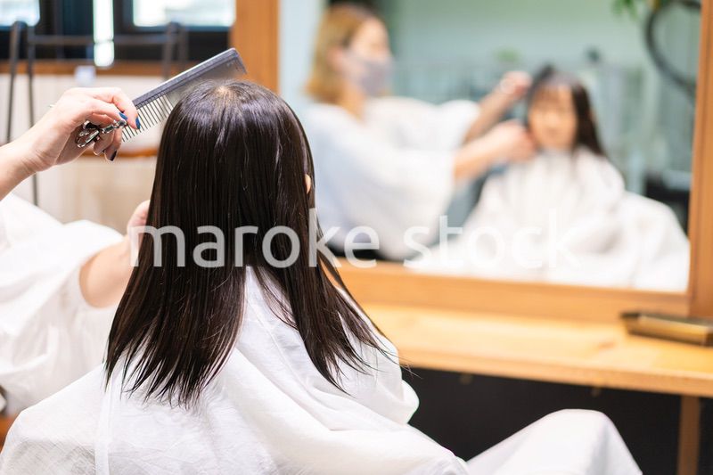 美容室でヘアカットをする女の子