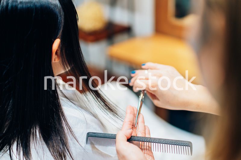 美容室でヘアカットをする女の子