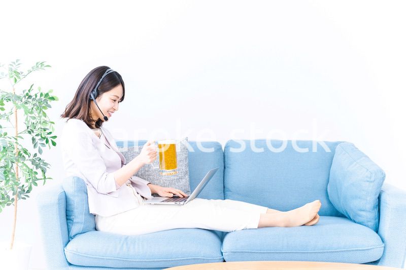 オンラインで乾杯をする若い女性