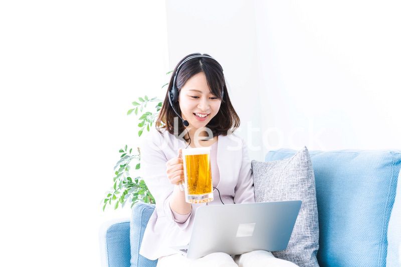 オンラインで乾杯をする若い女性