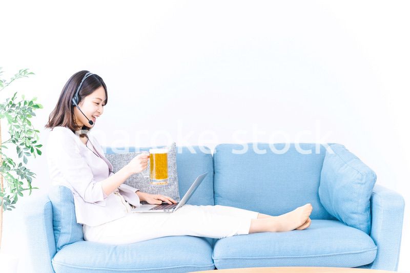 オンラインで乾杯をする若い女性