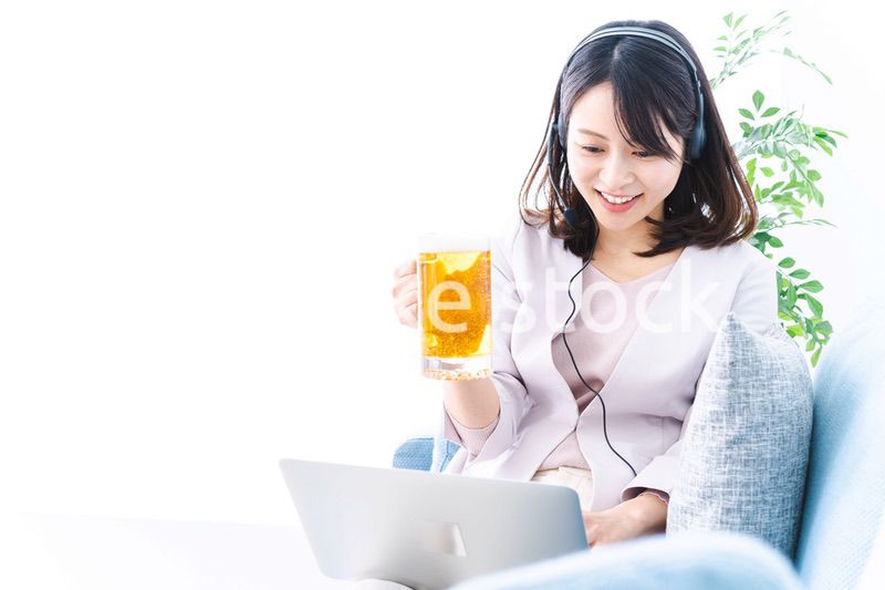 オンラインで乾杯をする若い女性