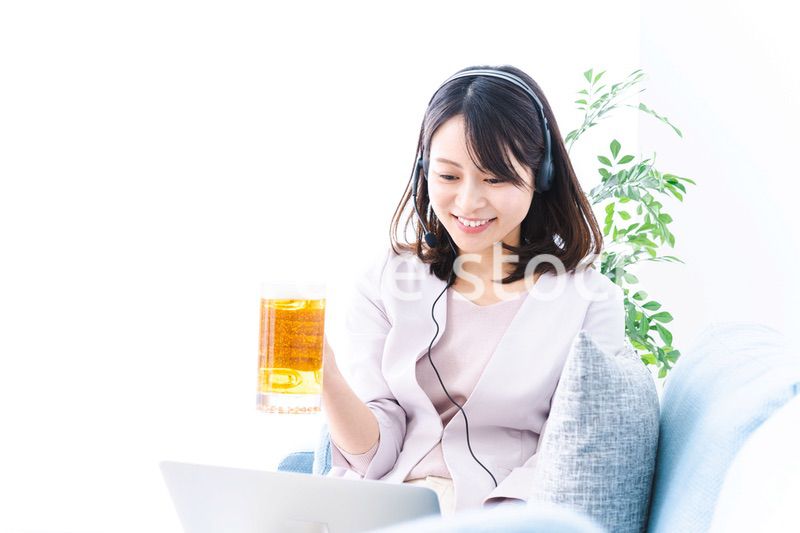 オンラインで乾杯をする若い女性