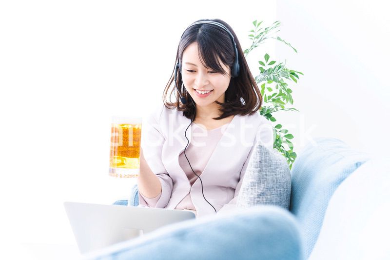 オンラインで乾杯をする若い女性