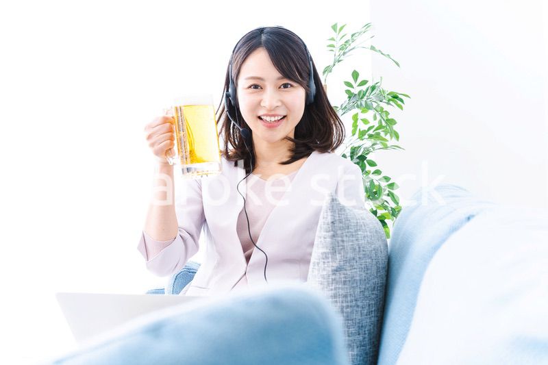 オンラインで乾杯をする若い女性