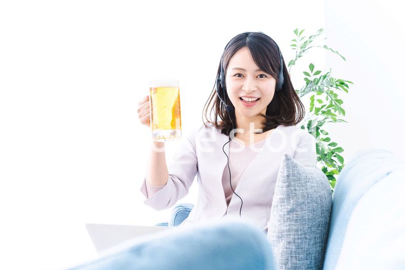オンラインで乾杯をする若い女性