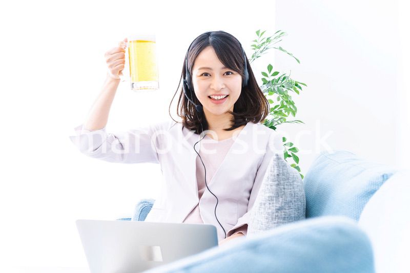 オンラインで乾杯をする若い女性