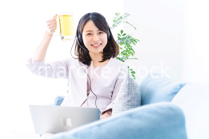 オンラインで乾杯をする若い女性