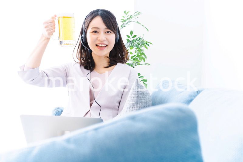 オンラインで乾杯をする若い女性