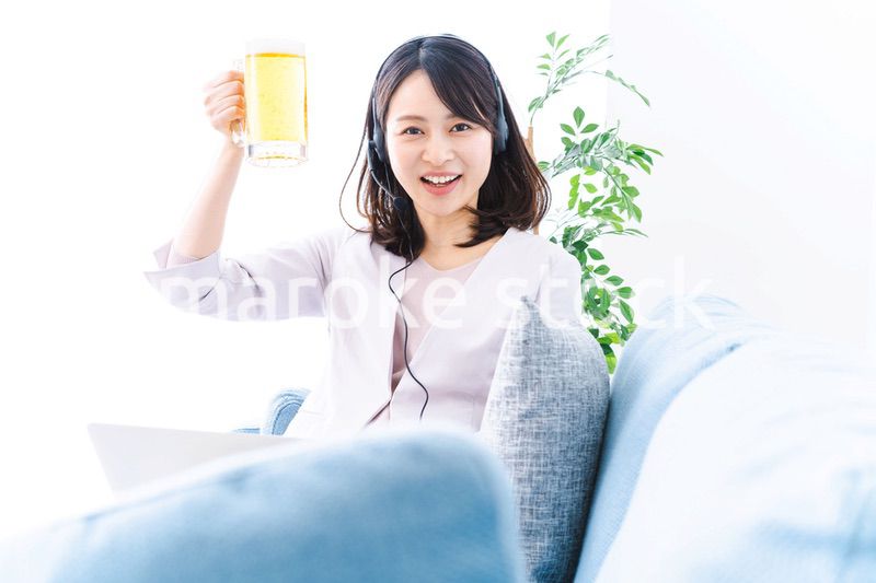 オンラインで乾杯をする若い女性