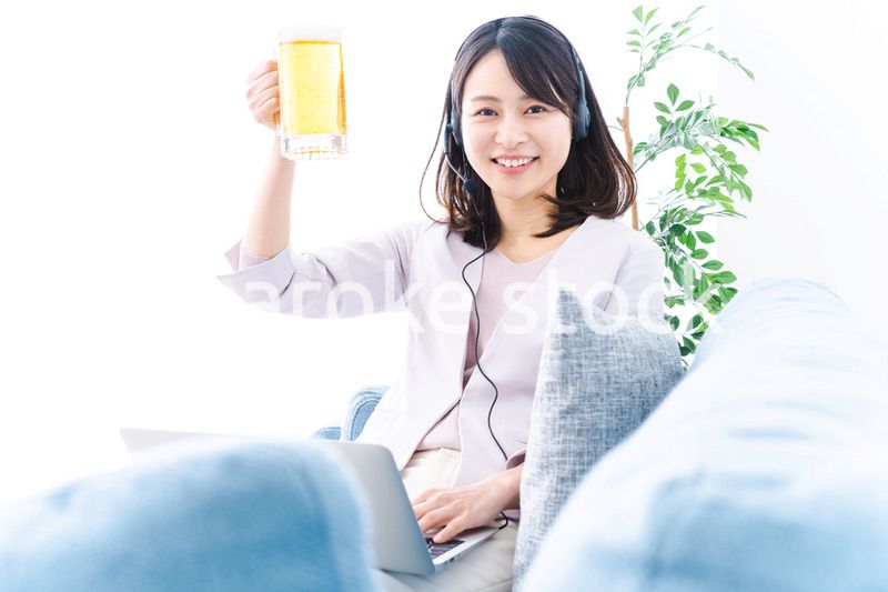 オンラインで乾杯をする若い女性