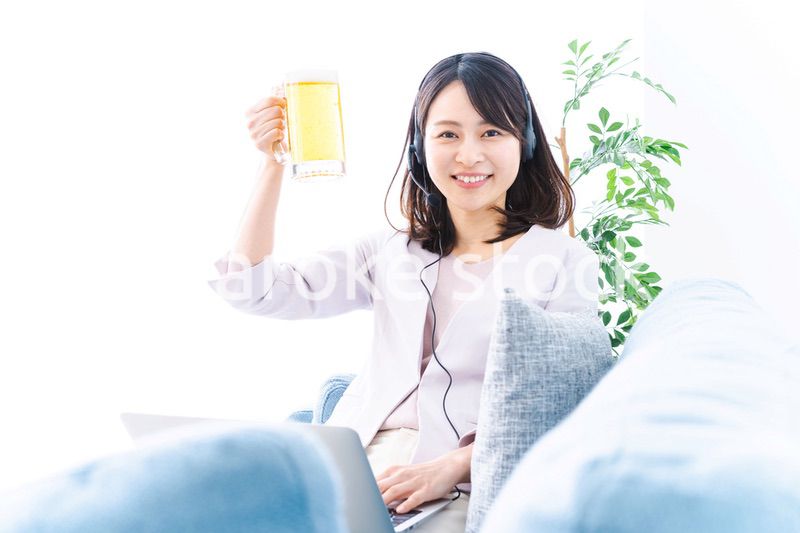 オンラインで乾杯をする若い女性