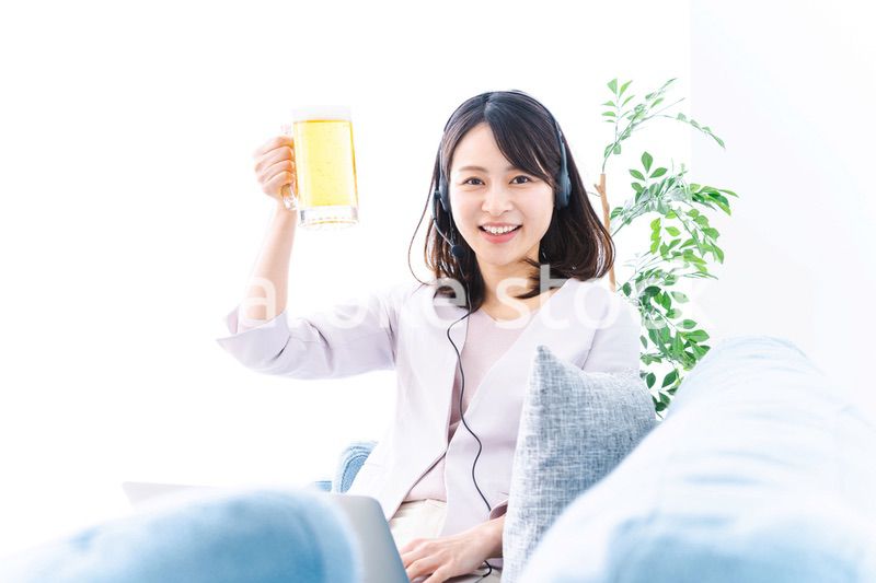 オンラインで乾杯をする若い女性