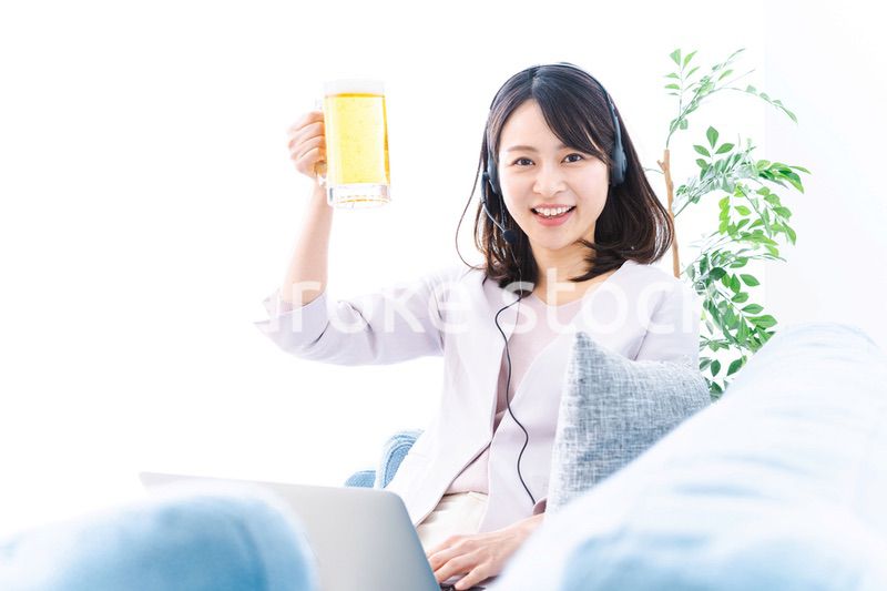 オンラインで乾杯をする若い女性