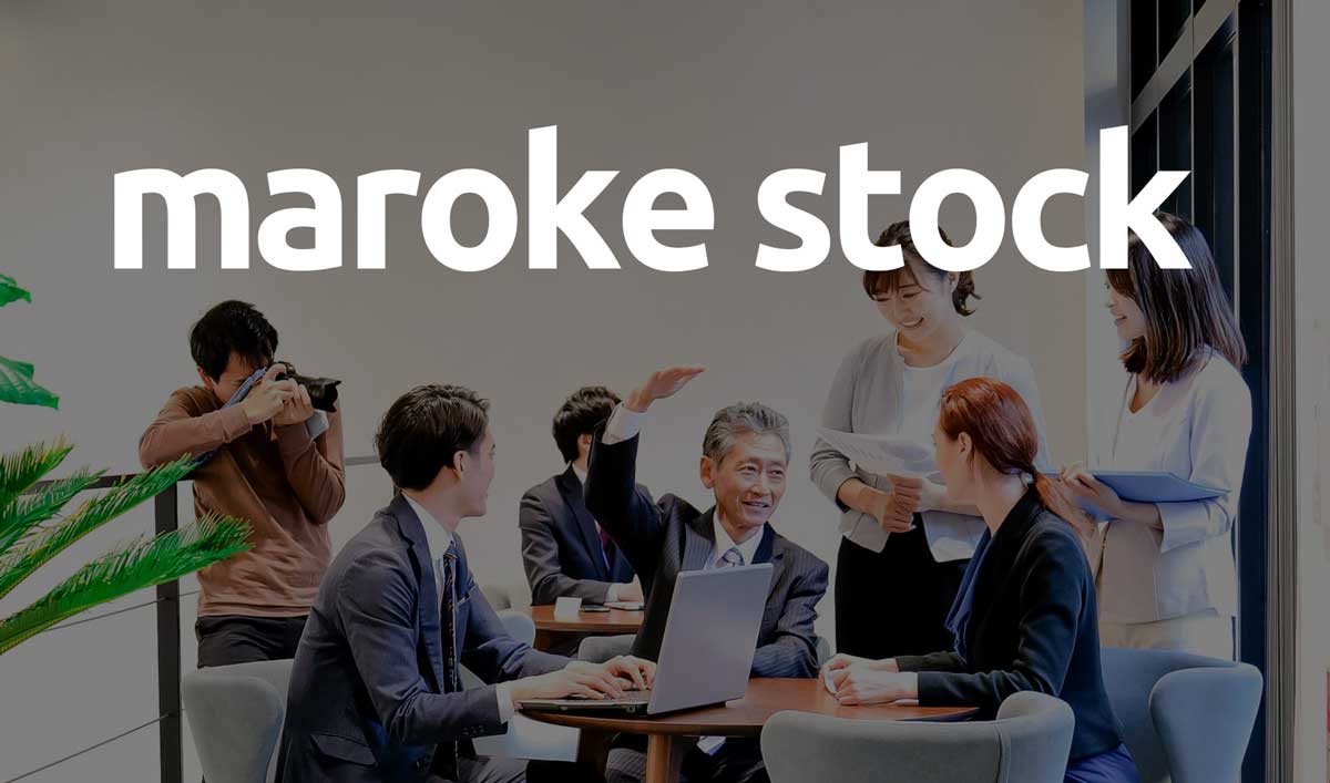 オフィスで肩こりに悩むビジネスマン